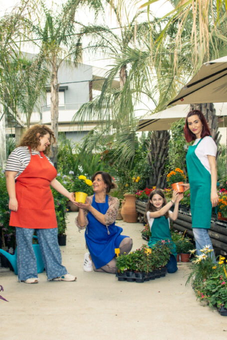 Beautiful linen apron available in three colors, with tied neck straps and functional pockets. Available in orange, blue and light petrol color.